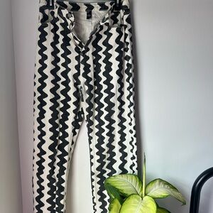 funky and fun wavy pants🖤☕️🐼📞🐇

sz medium